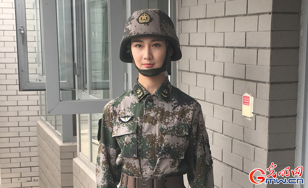 【網(wǎng)絡媒體國防行】探營解放軍三軍儀仗隊女兵中隊：簡單而不平凡