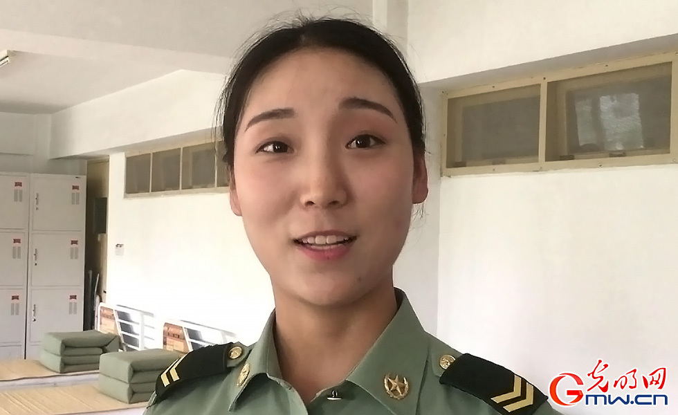 【網(wǎng)絡媒體國防行】探營解放軍三軍儀仗隊女兵中隊：簡單而不平凡