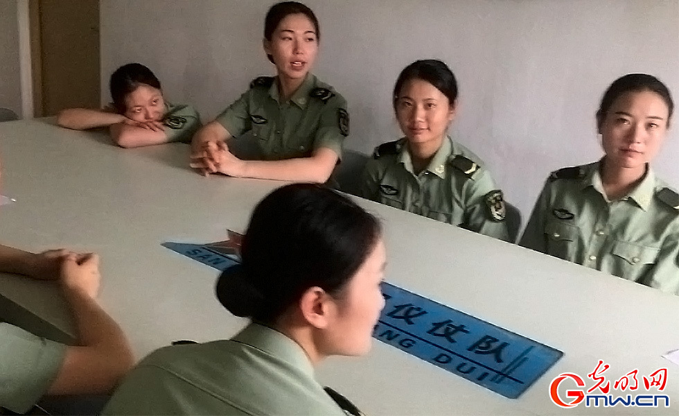 【網(wǎng)絡媒體國防行】探營解放軍三軍儀仗隊女兵中隊：簡單而不平凡