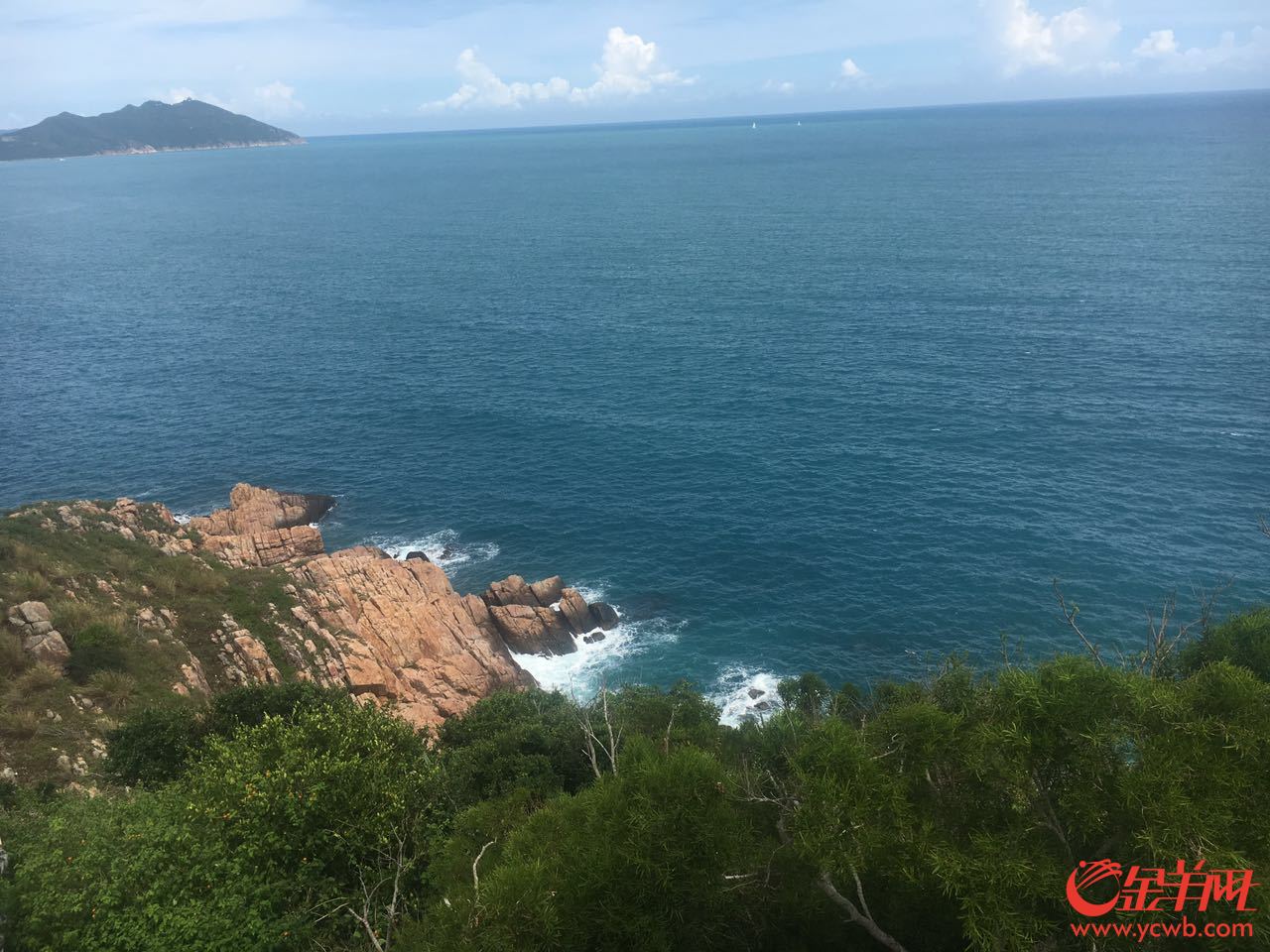 第五張：東瑁洲島坐落于美麗的旅游城市三亞的近海海域。區(qū)健妍攝