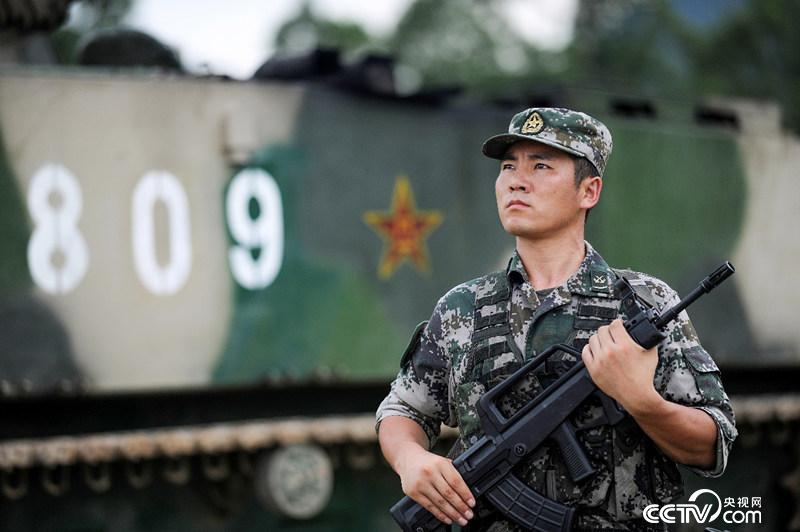 8年勤學(xué)苦練，王銳成為全軍最年輕的“雙特”兩棲裝甲尖兵。（彭希 攝）