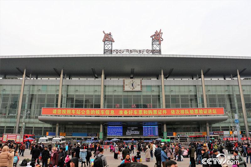 春運首日，成都東站外廣場人潮涌動，但并未出現(xiàn)大面積排隊現(xiàn)象。（何川/攝）