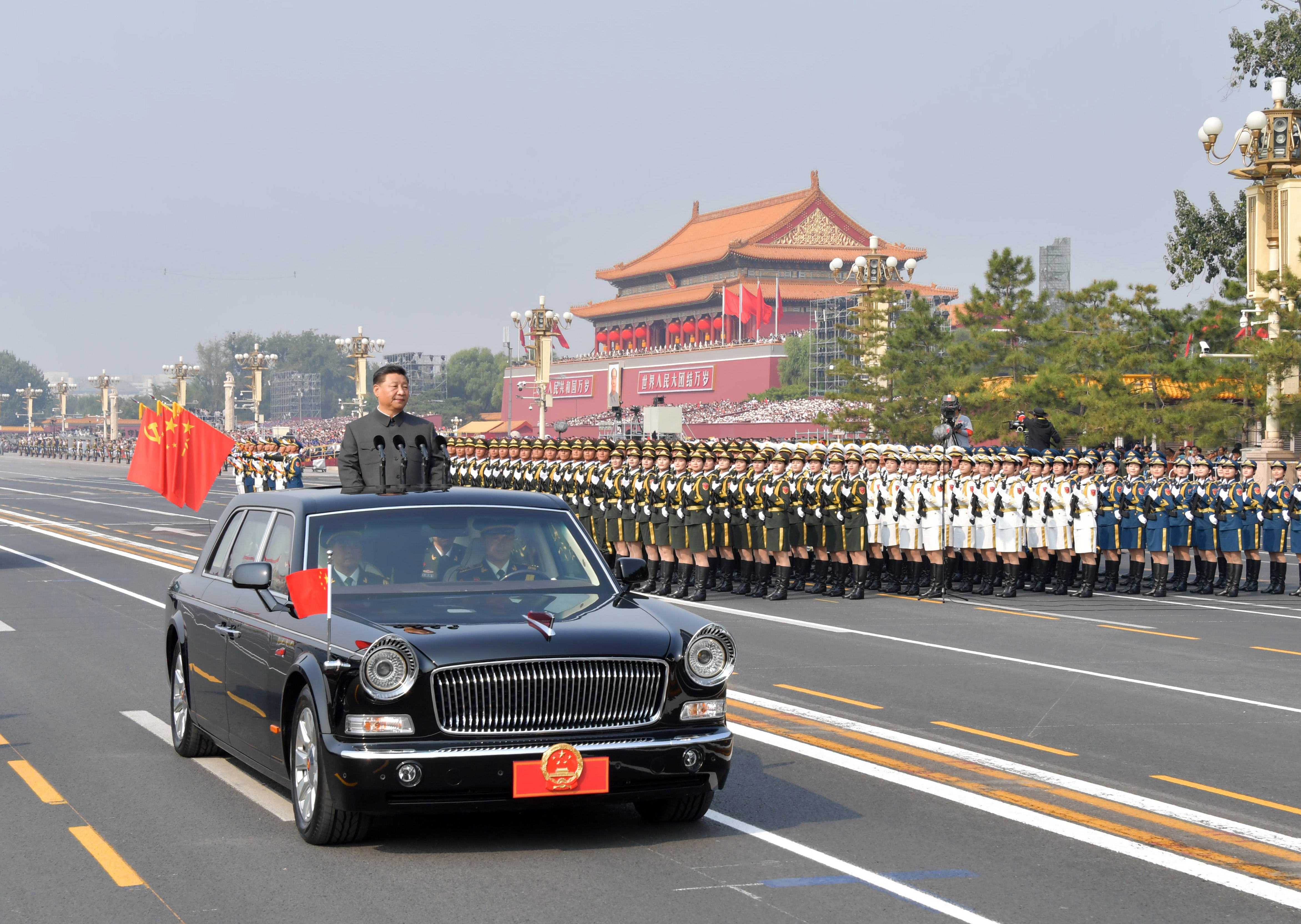 2019年10月1日，慶祝中華人民共和國成立70周年大會(huì)在北京天安門廣場隆重舉行。這是中共中央總書記、國家主席、中央軍委主席習(xí)近平檢閱受閱部隊(duì)。