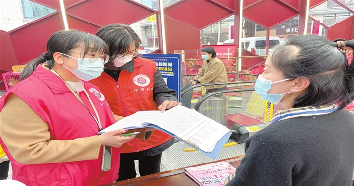 堯都區(qū)水塔街辦事處汾澤社區(qū)在轄區(qū)超市檢查疫情防控臺(tái)賬