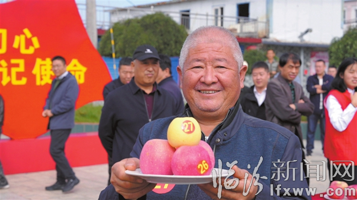 “果王”加冕 喜笑顏開.jpg