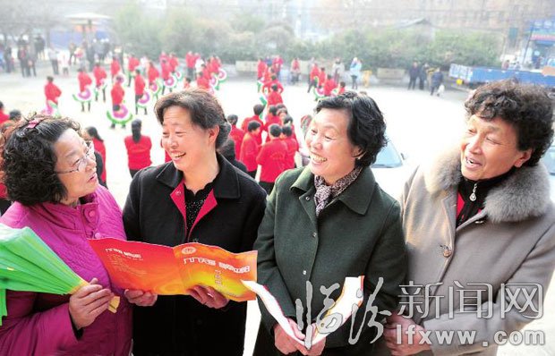 四位“平陽(yáng)花”藝術(shù)團(tuán)創(chuàng)辦人又在商量演出的事。