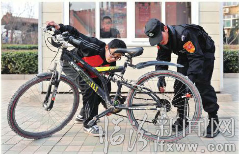 民警在為一名學(xué)生的自行車補氣