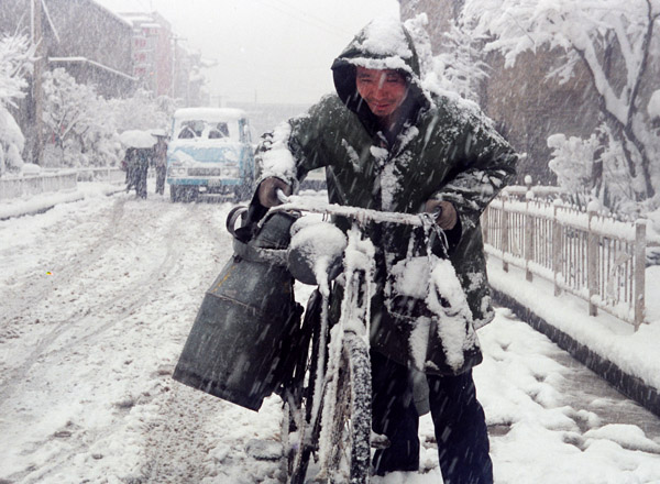 風(fēng)雪送奶人 