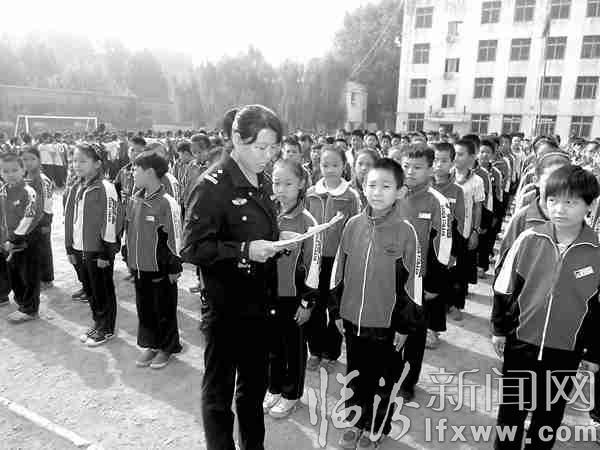 臨汾市公安局民警開展法制與安全教育相結(jié)合的法制講座