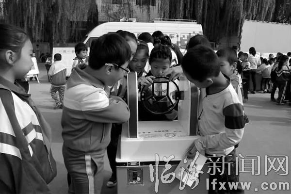 流動科技館”大篷車開進(jìn)霍州市第四中學(xué)