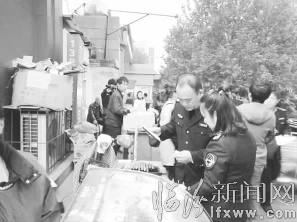 工作人員對流動攤點(diǎn)進(jìn)行抽檢