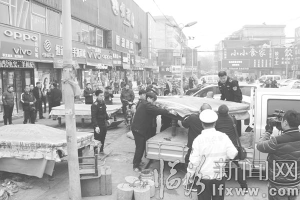 上圖:執(zhí)法人員搬除占道臺球桌