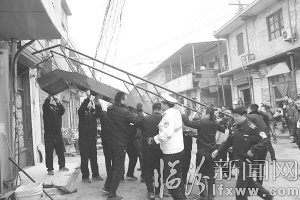 左圖:執(zhí)法人員移除占道鐵樓梯